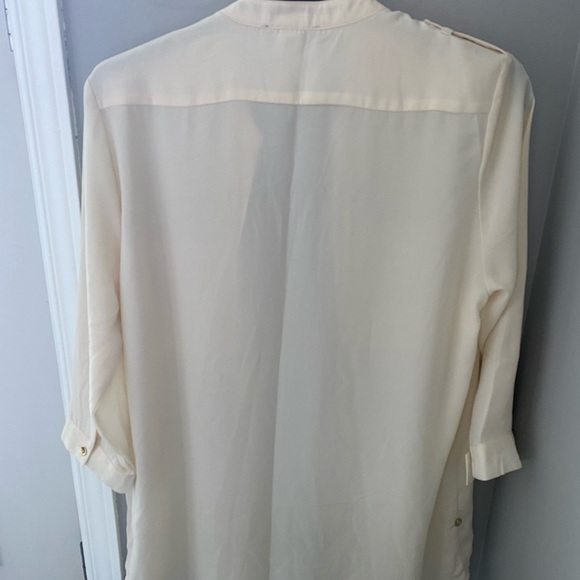 [💙🆓] Must have — Cream short sleeve polyester blouse with gold accents - Picture 8 of 12